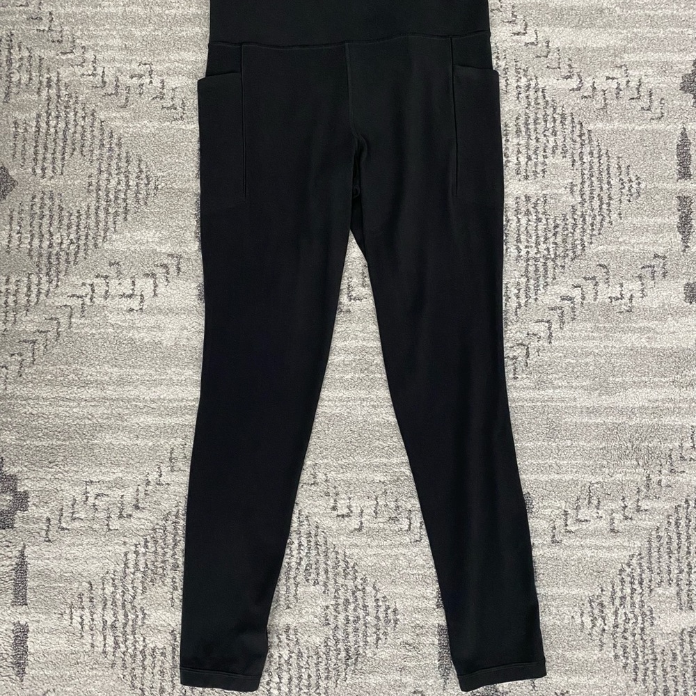 Athleta Stash Pocket 25” EUC worn only a few times. Sz Medium